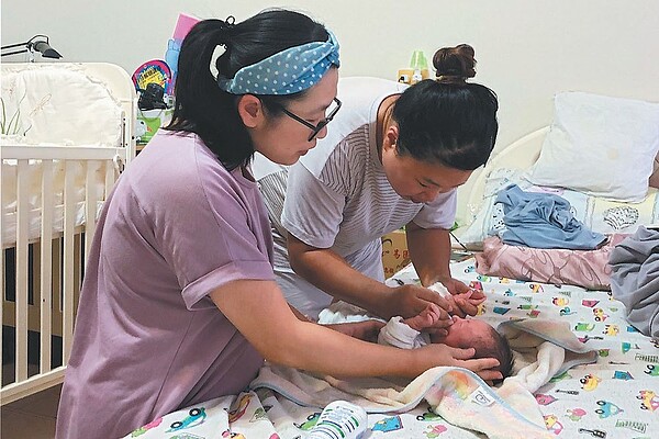 中市社會局調查,市府推動的到宅育兒服務措施,滿意度逾9成。圖/台中市政府提供