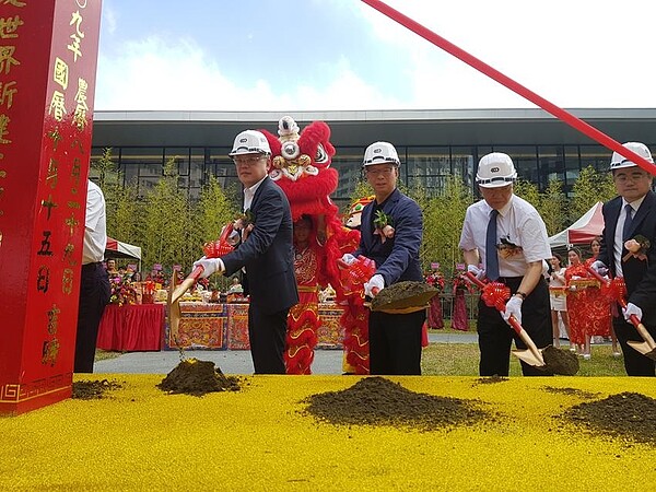 「河堤世界」地上權住宅大樓15日上午由上揚國際建築團隊董事長林聰麟（左一）等人鏟土，預定2023年的年中完工交屋。圖／顏瑞田攝