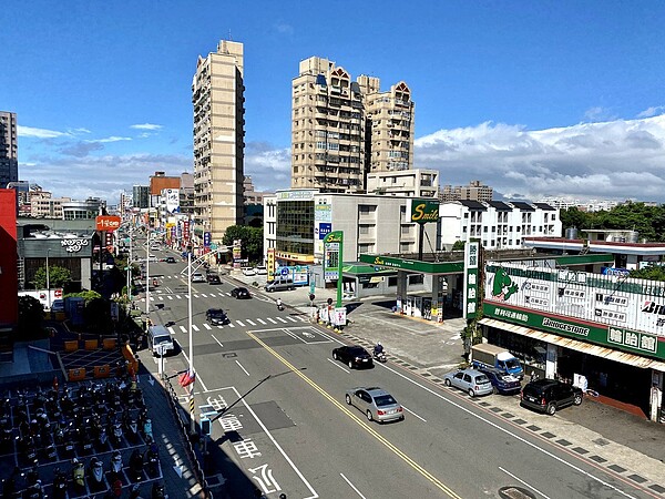 八德區介壽路二段建國路口至介壽路二段166號間21日起將開始G04站站體施工作業,除了車道縮減,並將架設長400公尺施工圍籬。圖/桃園市捷運工程局提供