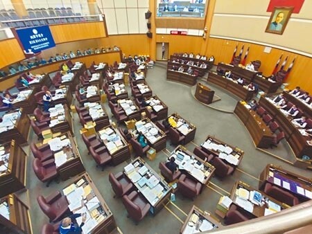 桃園市議會預計下周進行桃園市政府總預算二、三讀,國民黨團發出甲級動員,要求議員一定要到場。(賴佑維攝)