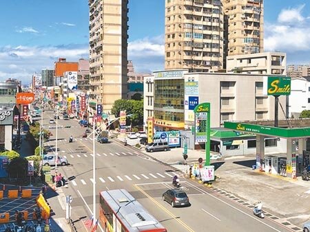 桃園捷運綠線與三鶯延伸八德段共構的G04站體工程將在21日起展開,工期估計到2026年8月,南北雙向將各維持一混合車道。(賴佑維攝)