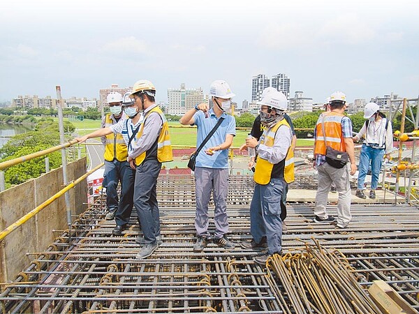 台北市勞動檢查員不僅工時長甚至過勞，有人單月加班時數超過50小時。圖為北市勞檢處在工地稽查情形。（台北市勞動局提供／張立勳台北傳真）