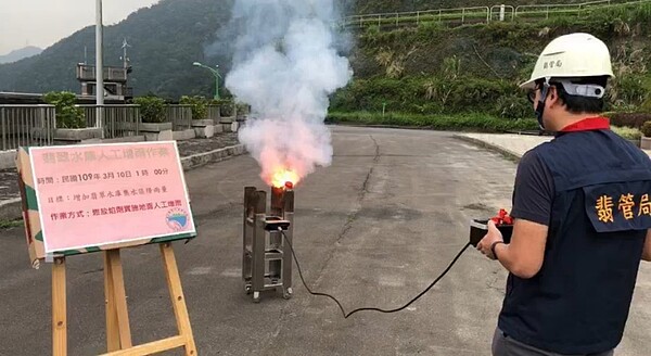 翡翠水庫管理局昨晚進行人工增雨作業，圖為今年三月人工增雨情況。圖／翡管局提供