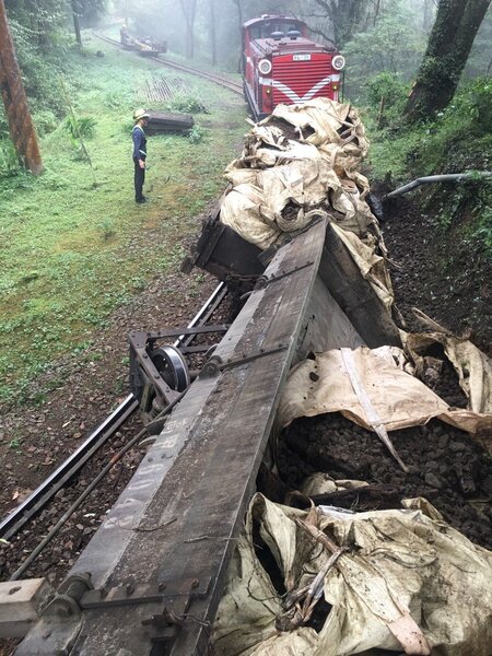 嘉義縣阿里山森林鐵路載運廢棄道碴的工程車，發生出軌翻覆事故。（聯合資料照）