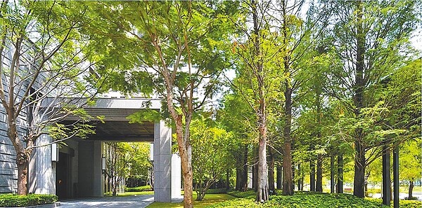 「寶璽天睿」將基地退縮27米,讓前庭綠覆結合公園無限延伸。(業者提供)