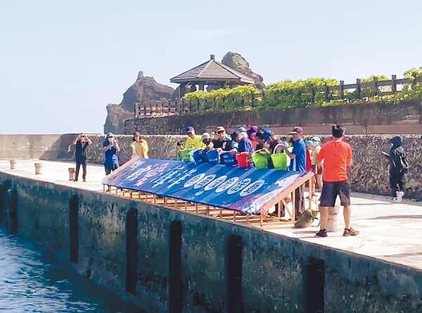 綠島鄉公所讓魚苗溜滑梯放流,但專家建議,應提前到現場設置小型箱網,讓魚苗適應水質後,再到岸邊放流。(綠島鄉公所提供/蔡旻妤台東傳真)