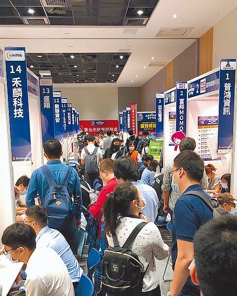 北市內科創新育成基地於16日舉行徵才活動,現場湧現大批求職民眾。(北市勞動局提供/吳康瑋台北傳真)