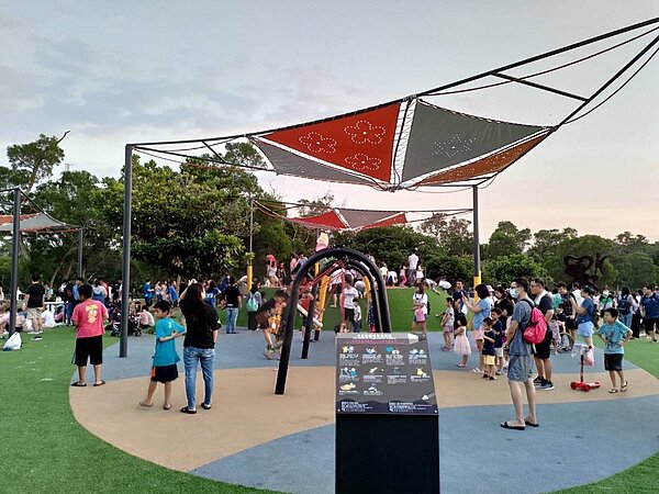 台中市大甲鐵砧山雕塑公園觀景台暨全齡式遊憩設施一夕爆紅，人潮暴增。圖／吳敏濟提供