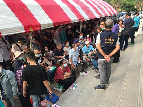 台中市烏日區功德二堂增設1200個塔位,14日開放登記,民眾從5天前席地而睡、徹夜排隊,甚至還有代排隊一天收費5000元的黃牛。圖/台中市議員林汝洲提供