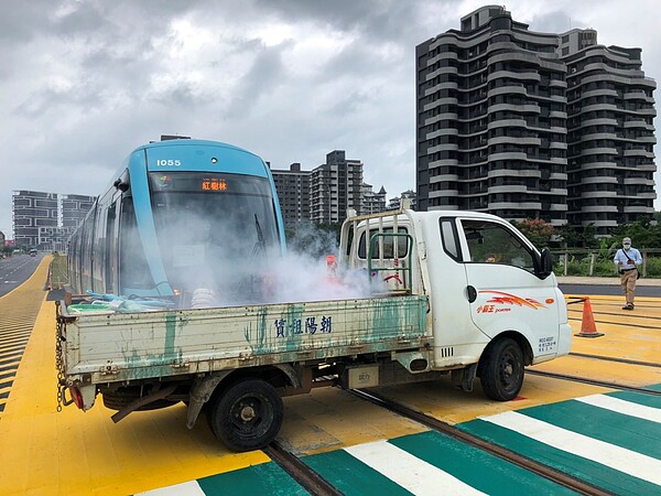 淡海輕軌第一期藍海線履勘模擬事故車輛與輕軌列車擦撞。新北市政府提供