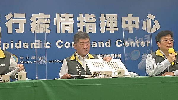 面對緩打疫苗之亂，衛福部長陳時中（中）17日下午緊急親上火線說明爭議。記者陳婕翎／攝影