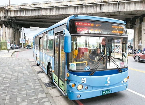 基隆客運R線公車今起調整班次,基隆市議員王醒之質疑R86減班最多,「擺明欺負暖暖人?」市府指出R86發車資源沒有比較少。