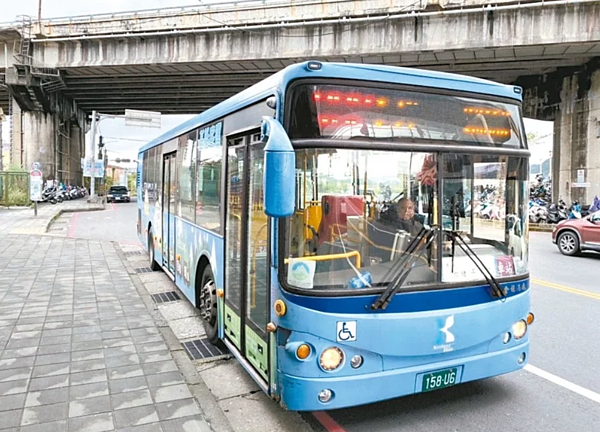 基隆客運R線公車今起調整班次，基隆市議員王醒之質疑R86減班最多，「擺明欺負暖暖人？」市府指出R86發車資源沒有比較少。