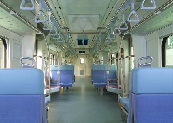 台鐵EMU900型通勤電聯車車廂內部。圖／台鐵局提供