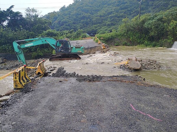 通往宜蘭東澳秘境粉鳥林漁港的便道，被豪雨沖垮。（聯合資料照）
