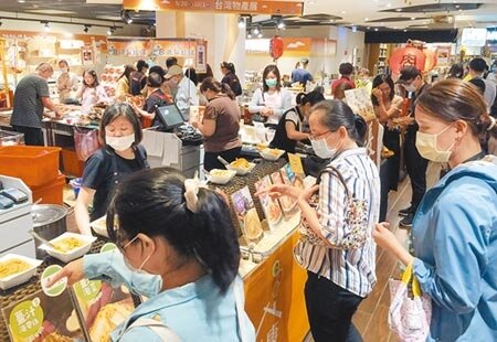 各大百貨公司周年慶陸續開跑,業者祭出多項優惠活動及促銷方案,迎接新一波的購物商機。圖/顏謙隆