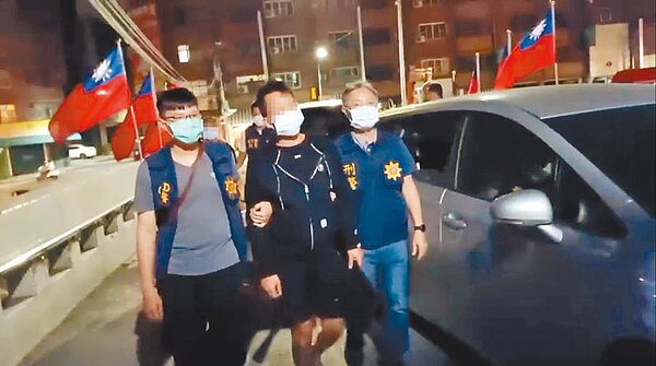 林嫌(中)積欠債務,夥同劉姓友人自導自演詐騙老母。(警方提供/柯宗緯高雄傳真)