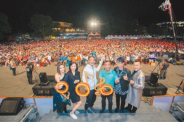 「2020台灣大哥大日月潭花火音樂會」湧入逾3萬觀眾觀賞,圖為歌手閻奕格(左起)、台灣大副總劉麗惠、台灣大總經理林之晨、日月潭國家風景區管理處處長洪維新、歌手卓義峰、台灣男高音歌手王典。圖/台灣大提供