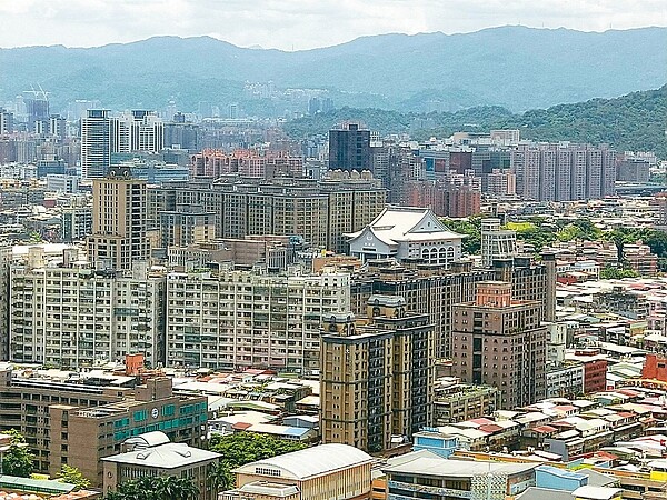 危老重建條例展延5年,日照權及容積獎勵逐年遞減都衝擊民眾參與意願。 記者施鴻基/攝影