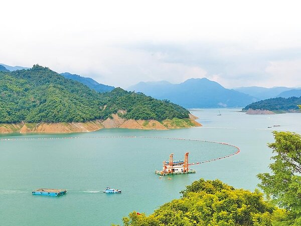 今年尚無颱風襲台,曾文水庫集水區降雨少,水庫蓄水量僅約3成,是啟用以來同期第6低。(劉秀芬攝)