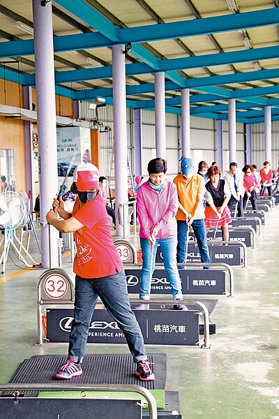 元智樂齡大學開設校外課程,帶領學員學習高爾夫球。(元智大學提供/李侑珊台北傳真)