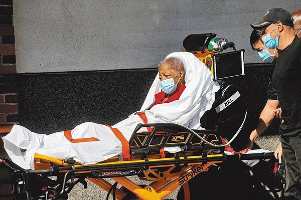 美國新增病例連兩日逾6.4萬例，曲線再呈上升趨勢。（中時資料照）