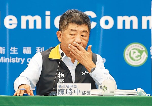 50到64歲暫緩接種公費流感疫苗引起民怨,衛福部長陳時中17日對於造成第一線人員負擔表達歉意。(姚志平攝)