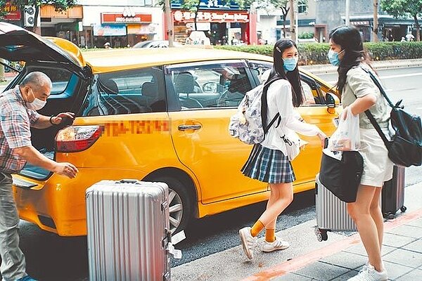 「小明」及陸生回台引發爭議,陳時中昨日坦言,受政治干擾,不免做了很多不人道的事。圖為陸生結束隔離出關。(郭吉銓攝)