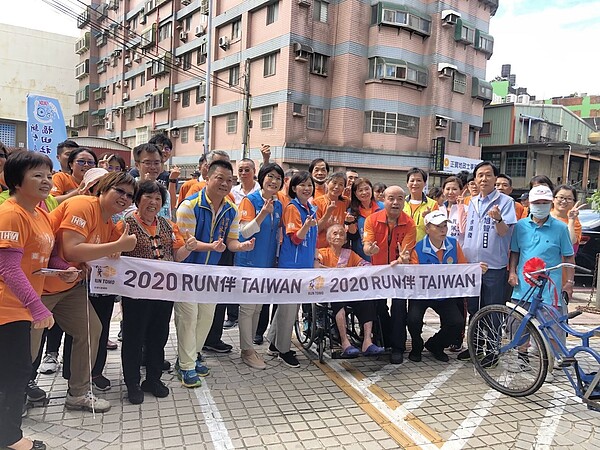 以嘉年華遊行形式將失智症資訊及相關資源傳遞至大街小巷間。圖/新竹縣政府提供