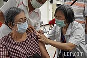 「排隊超過一小時！」　板橋港嘴里超過百名長者等打疫苗