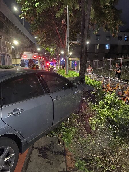 2名男子今天凌晨開車行經板橋區縣民大道，疑失控自撞路樹，造成一重傷一輕傷，員警到場處理眼尖發現車內有改造槍彈和毒品。記者王長鼎／翻攝