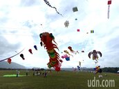桃園國際風箏節登場　太空人、30米大魟魚巨型風箏齊飛