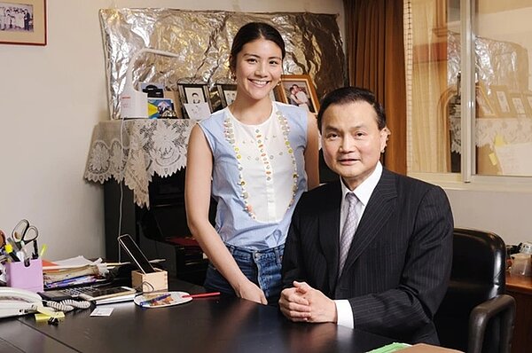 新第來亨建築董事長許清芳及女兒向來鎖定台北市推案,歷年實績近百件。