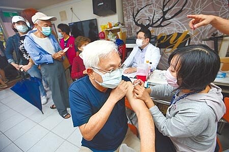 流感公費疫苗今年出現搶打潮,衛福部日前政策急轉彎,暫緩無高風險慢性病50至64歲成人接種。圖為18日台北市安康里長者打疫苗。(陳信翰攝)