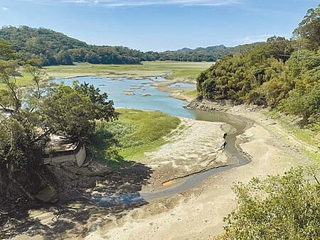 農委會表示，即便桃竹苗近日下一、兩場雨仍舊杯水車薪，停灌區補助既然已經公告就會確實執行。圖為苗栗縣明德水庫水情拉緊報，上游罕見出現乾旱景象。（何冠嫻攝） 