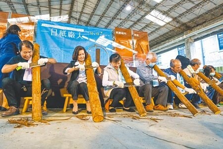 五結鄉中興文創園區昨舉辦一日紙廠人活動，縣長林姿妙（左二）拿起柴刀刮樹皮，當起紙廠的一日員工。（李忠一攝）