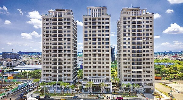 仁武重劃區最新的建案全誠「遠見星誠」,新成屋每坪開價漲破20萬元,成為區域房價指標。圖/顏瑞田
