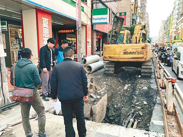 永和福和橋周邊的林森路、永利路，逢豪雨經常積淹水，新北市正施作雨水下水道幹線第二期工程改善，預計年底完工。圖／新北水利局提供