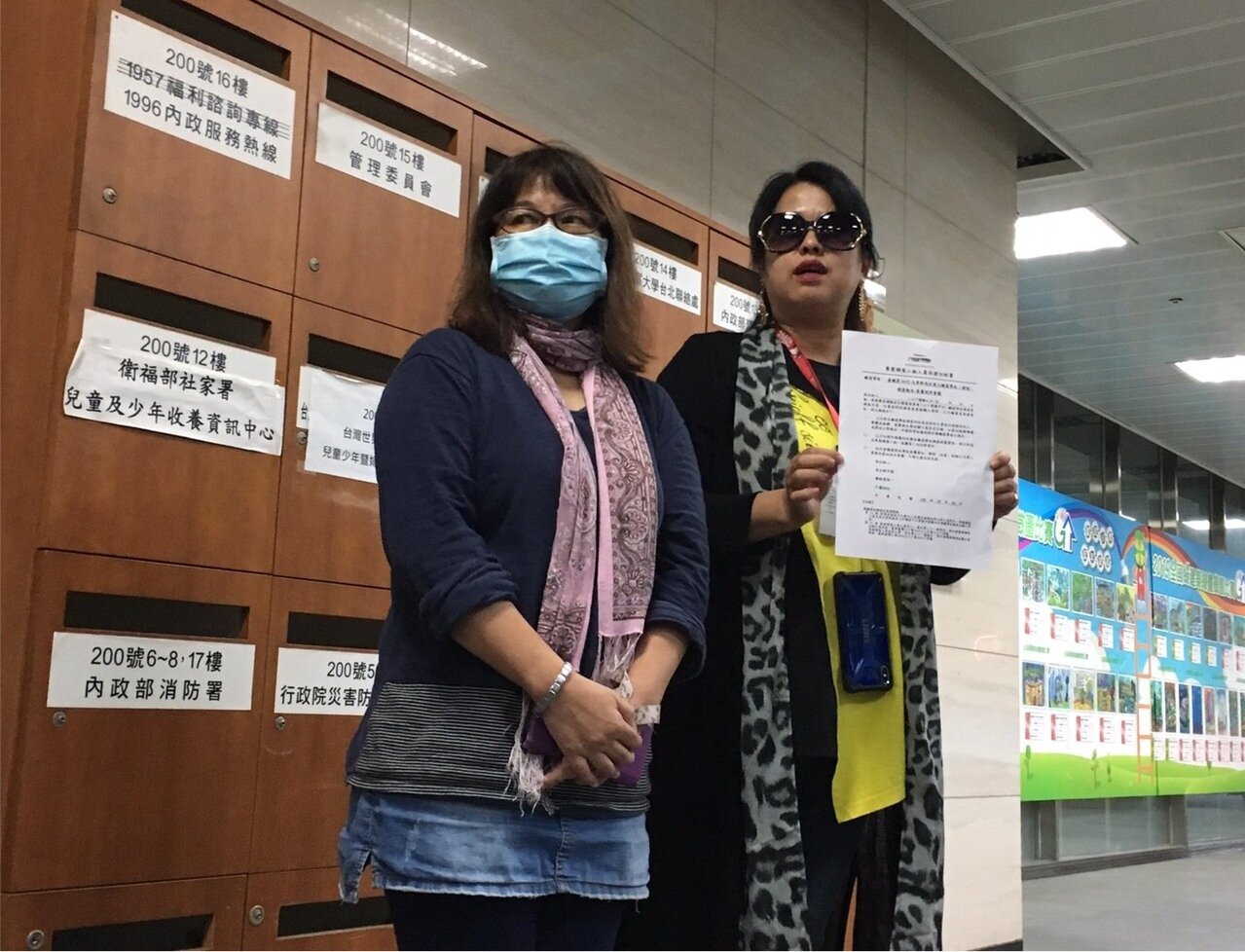 普悠瑪事故家屬董家大女兒董小羚(右)。記者吳姿賢/攝影