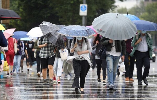 受東北風影響,今天白天水氣仍多。聯合報系資料照