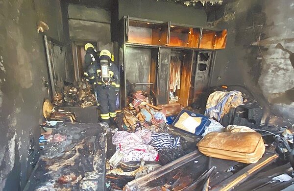 高市三民區一棟透天3層樓民宅大火，消防人員在2樓主臥室內發現72歲劉姓老婦，身體大面積燒傷且無生命跡象，經搶救宣告不治。圖／高市消防局提供