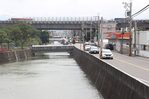 工程將利用與龍江街緊鄰的龍鳳大排加蓋後成為道路用地。圖/苗栗縣政府提供