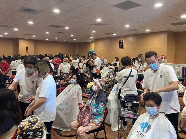 永和曼都今年第18年舉辦服務65歲以上 免費剪髮、燙髮、義診