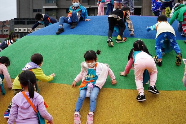 新北市林口區市17跳跳糖兒童遊戲場啟用。圖／新北市林口區公所提供