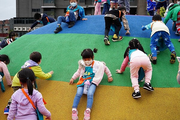 新北市林口區市17跳跳糖兒童遊戲場啟用。圖/新北市林口區公所提供