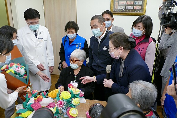 新北市內第48家公共托老中心、臺北慈濟社區長照機構公共托老中心19日揭幕。圖/新北市政府提供