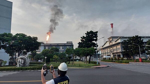 中油林園廠四輕組因裂解壓縮機跳車,導致燃燒塔有明顯火光黑煙,高雄市環保局加重處最高罰鍰500萬元。圖/高雄市環保局提供
