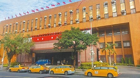 新北市「明師中醫聯合診所」集團,7年來涉嫌短報自費醫療收入至少新台幣5億元,藉此逃漏稅捐,北檢昨指揮新北市調處搜索約談7人,漏夜偵辦中。(本報資料照片)