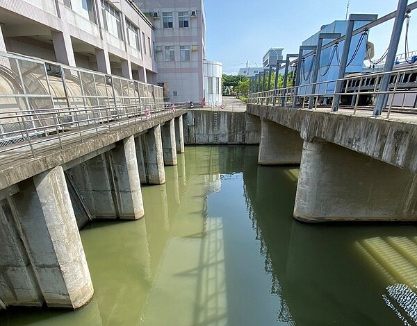 南水局在南科迎曦湖演練,取湖水過濾。圖/南水局提供