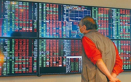 台股19日在蘋概股領軍下,一路開高走高,連續收復5日線、10日線與12900點關卡,收盤大漲157.97點,報12908.34點,單日漲幅1.24%,成交1641.15億元。(本報資料照片)